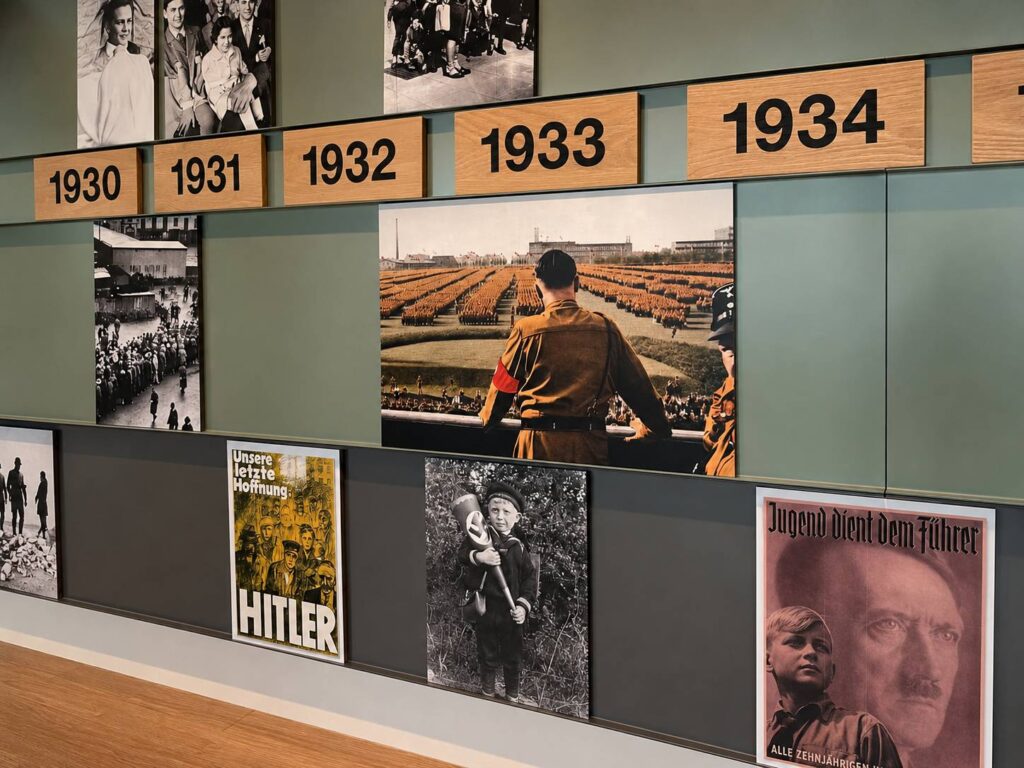 Tentoonstelling met historische tijdlijn over de jaren 1930 tot 1934 in het Anne Frank Huis