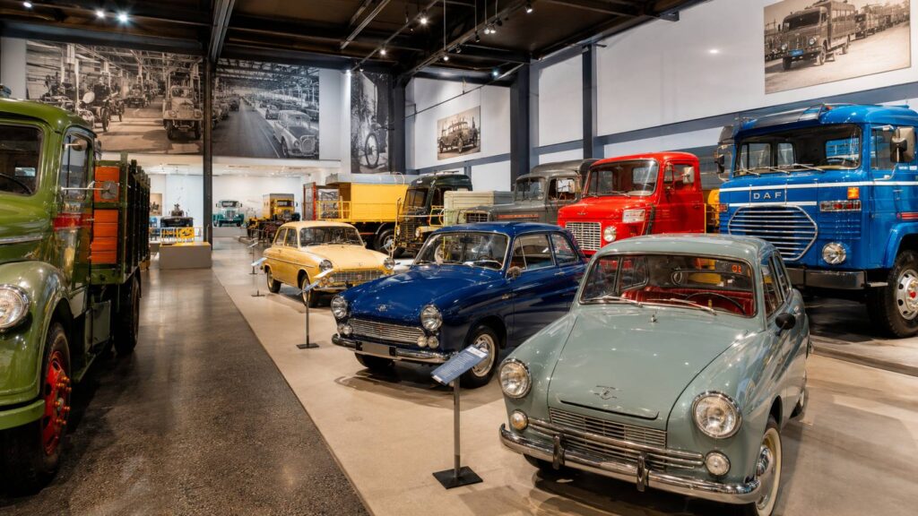 Collectie klassieke DAF auto’s en vrachtwagens in het DAF Museum Eindhoven