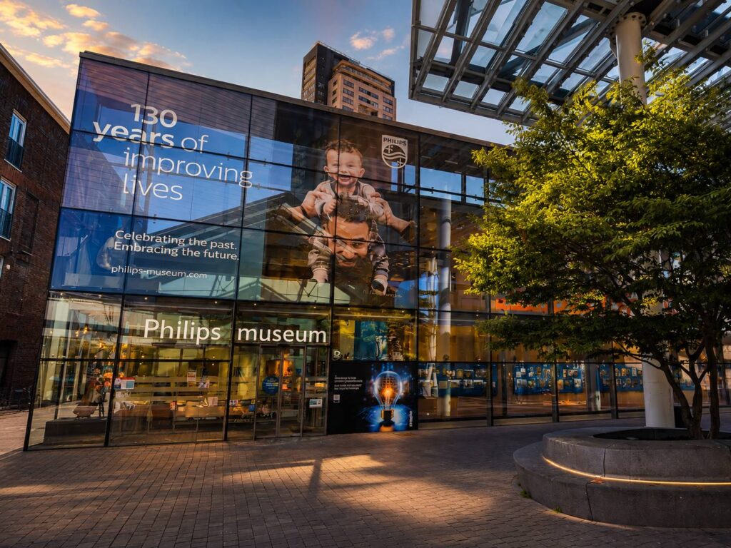 Buitenkant van het Philips Museum in Eindhoven bij warm avondlicht