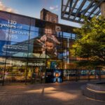Buitenkant van het Philips Museum in Eindhoven bij warm avondlicht